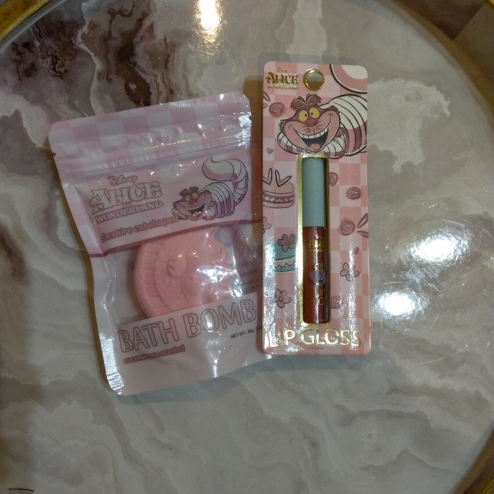 Alice in Wonderland Bath Bomb and Lip Gloss Set - Picture 1 of 4